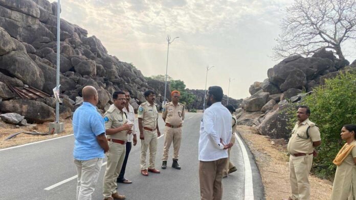 Siddhula Gutta | చిరుత కలకలం.. సిద్దులగుట్టను పరిశీలించిన ఫారెస్ట్ అధికారులు Siddhula Gutta | చిరుత కలకలం.. సిద్దులగుట్టను పరిశీలించిన ఫారెస్ట్ అధికారులు