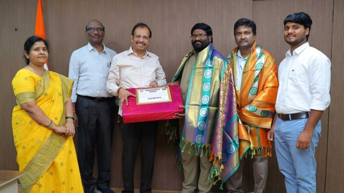 IPS-Sajjanar TGSRTC | నిజాయితీ చాటుకున్న ఆర్టీసీ కండక్టర్.. సన్మానించిన ఎండీ సజ్జనార్