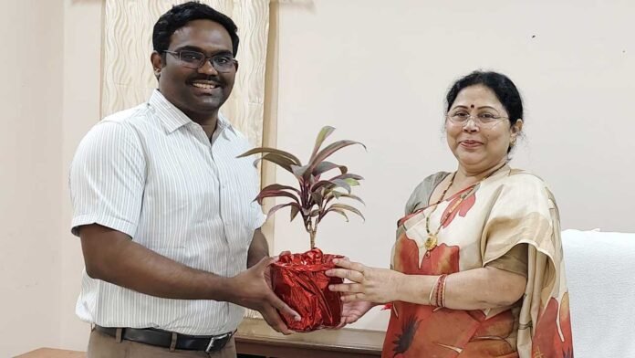 c District Judge | న్యాయమూర్తిని కలిసిన కలెక్టర్