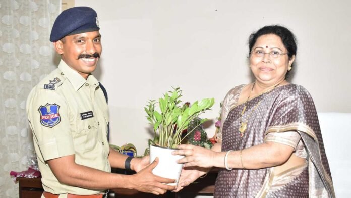 District Judge | జిల్లా జడ్జిని కలిసిన సీపీ సాయి చైతన్య District Judge | జిల్లా జడ్జిని కలిసిన సీపీ సాయి చైతన్య