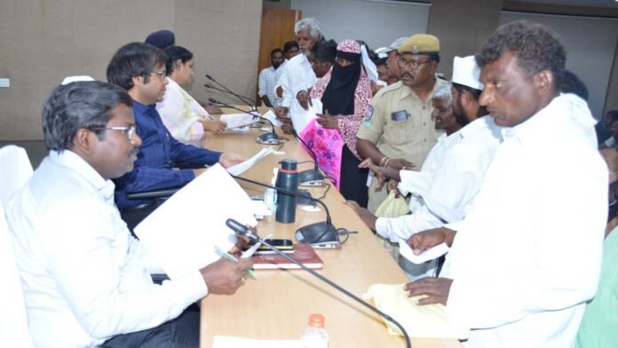 Prajavani | ఫిర్యాదులు తక్షణమే పరిష్కరించాలి Prajavani | ఫిర్యాదులు తక్షణమే పరిష్కరించాలి