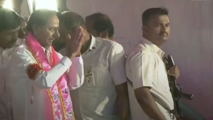 BRS | వేదికపైకి చేరుకున్న గులాబీ బాస్ BRS | వేదికపైకి చేరుకున్న గులాబీ బాస్