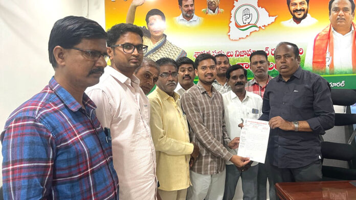 memorundum-to-mla Nizamabad rural Mla | ఆలయ నిర్మాణానికి సహకారం అందించాలని ఎమ్మెల్యేకు వినతి