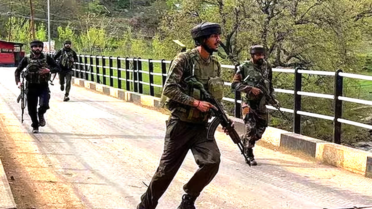 pehelgam India Pakistan border | సరిహద్దు నుంచి పాకిస్తాన్ సేనలు వెనక్కి..స్థావరాలు ఖాళీ చేస్తున్న పాక్ సైన్యం!