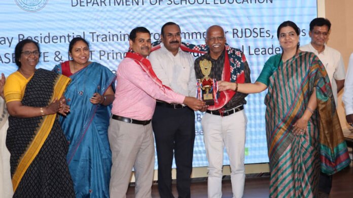 Deo | డీఈవోకు అవార్డులు Deo | డీఈవోకు అవార్డులు