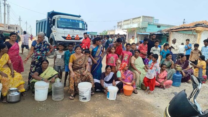 Drinking-Water Banswada | మంచి నీటి కోసం మహిళల రాస్తారోకో