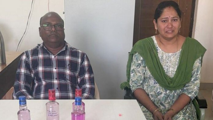 ACB Raid | బిల్లుల కోసం లంచం.. ఏసీబీకి చిక్కిన ఇద్దరు అధికారులు ACB Raid | బిల్లుల కోసం లంచం.. ఏసీబీకి చిక్కిన ఇద్దరు అధికారులు