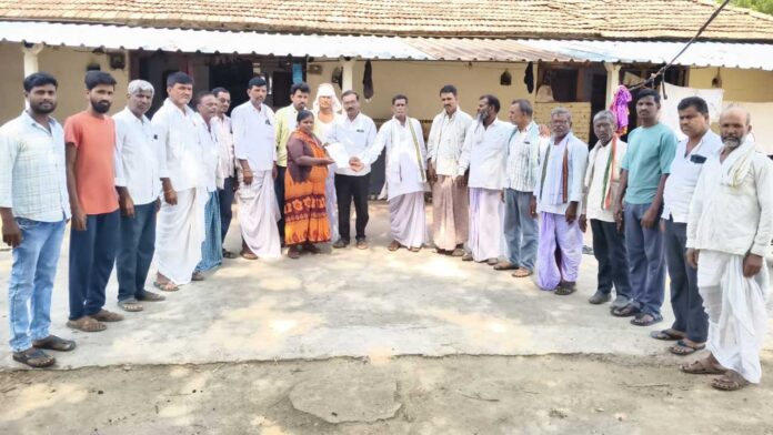 check CMRF checks | సీఎంఆర్ఎఫ్ చెక్కుల అందజేత