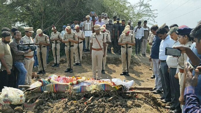 police Greyhounds Constable Vadla Sridhar | అధికారిక లాంఛనాలతో కానిస్టేబుల్ అంత్యక్రియలు పూర్తి